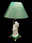Lindo abajur em porcelana chinesa Blanc de Chine , representando sábio , com cúpula em tecido verde . Med .