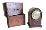 Lote constando de 3 relógios de mesa , sendo 2 da marca "Junghans" com caixa em madeira estilo art deco  1920 , ambos necessitando reparo com as máquinas originais não testadas e um da marca "Revere" , modelo Telechron (elétrico) funcionando . Med. 33 x 22 x 16 e 33 x 20 x 16 cm