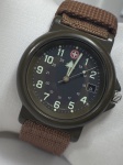 Relógio Swiss Army analógico da Cavalaria do Exército Suíço executa a função de cronometragem precisa ao mesmo tempo em que oferece uma aparência clássica.