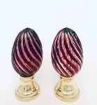 Par de Pinhas em cristal vermelho lapidado em espiral, base em bronze. Med. Alt. 18 cm.
