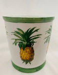 Vaso em porcelana decorado com abacaxi, com duas faixas na cor verde. Med. Alt. 22 cm. Diâm. 23,5 cm.