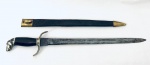 Antiga Espada de caça, cabo em madeira, acompanha bainha em couro e metal. Med. 58 cm.
