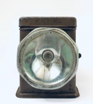 Antiga lanterna americana Chestlite, apresenta rachado na parte frontal. Med. 9x8 cm.