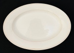 Travessa oval em porcelana francesa branca com filetes em vermelho. Med. 45x30,5 cm.