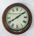 Relógio francês, Electrique Brillie, mostrador em algarismos romanos, caixa em madeira Carvalho, funcionamento elétrico, não testado. Med. Diâm. 40 cm.