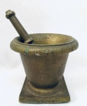 Almofariz com pistilo em bronze, anos 30/40. Peso: 9 kg. Med. Almofariz: 16x18,5 cm. Pistilo: 23 cm.