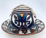 Potiche com tampa e prato em cerâmica Itaipava, apresenta pequenas faltas no prato. Med. Potiche: 14x15 cm. Prato: 23,5 cm.