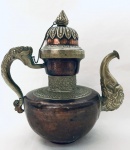 Bule oriental em cobre e metal, alça decorada com dragão e relevos. Med. 29x29 cm.