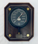 Antigo manômetro Ashcroft, americano, made in U.S.A., possivelmente proveniente de algum navio, com moldura em madeira. Med. 46,5x36 cm.