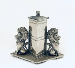 Paliteiro em metal decorado com dois leões. Med. 8x10,5 cm.