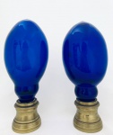 Duas belíssimas pinhas em vidro soprado em tom azul. Med. Alt. 24 cm. / 25 cm.