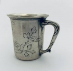 Xícara em prata alemã 800 contrastada, decoração floral, com trabalho art nouveau. Peso: 43,7 gramas. Med. 6x7,5 cm.