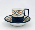 Linda xícara de cafezinho, francesa, de coleção, em porcelana e prata contrastada, final do séc XIX, com pintura floral.