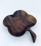 Designer - Petisqueira em madeira nobre, em formato de folha. Med. 14x11,5 cm.