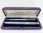 Colecionismo - Raro conjunto de caneta tinteiro Parker 51 e lapiseira, em aço escovado, modelo dito flighter, em perfeito estado de conservação. Acompanha estojo conforme fotos.