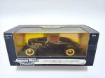 Miniatura de carro em metal, 1937 cord 812 convertible - ertl collectibles, escala 1:18. Carro na caixa com o lacre interno, nunca retirado da caixa. Cor preta, abre as portas, rodas livres e dianteiras estercem. Med. Carro: 26x11x8 cm. / Caixa: 35x16x15 cm.