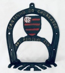 Porta espetos em ferro, com o escudo do time Flamengo, Cantinho do churrasco, aki nois come bem. Med. 34x30 cm.