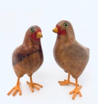 Dois pintinhos em madeira. Med. 11x7 cm.