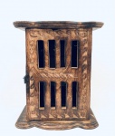 Armarinho de parede, com cinco ganchos porta chaves, em madeira, com tranca que pode ser colocado cadeado. Med. 20x16,5x8 cm.