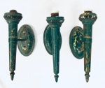 Três tocheiros/arandelas de parede (luminária) em metal na cor verde, marcas do tempo. Med. 33x18 cm.