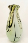 Belíssimo vaso em vidro de murano verde, interior também verde. Med. 27x14 cm.