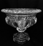 Lindo centro de mesa em vidro grosso, com relevos e borda toda ondulada. Med. Alt. 15 cm. Diâm. 19 cm.