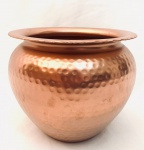 Cachepot em metal martelado no tom cobre, borda ondulada. Med. Diâm. 23 cm. Alt. 18 cm.