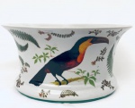 Cachepot em porcelana decorado com tucano, pássaro e folhagens. Med. 12x24x18 cm.