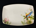 Travessa em porcelana branca decorada com arara. Med. 35x24 cm.