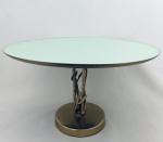 Boleira redonda em metal, base na cor dourada em feitio de galhos com folhas em relevo, parte superior em tom esverdeado, pequeno desgaste na parte superior conforme foto extra. Med. Diâm. 32 cm. Alt. 18 cm.