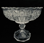 Fruteira redonda em demi cristal com relevos e estrelas, borda e base decoradas com recortes. Med. Diâm. 27 cm. Alt. 21 cm.