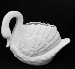 Floreira representando cisne branco, em faiança. Med. 31x13 cm.
