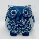 Coruja em porcelana azul e branca. Med. 15x15 cm.