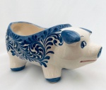 Porquinha (para servir torresmo/petiscos) em faiança pintada à mão. Med. 29x12 cm.