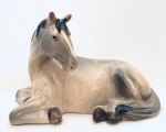 Cavalo decorativo, em faiança, pintado à mão. Med. 30x18 cm.