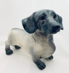 Cachorro decorativo, em faiança, pintado à mão. Med. 33x15 cm.