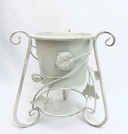 Suporte para vaso de planta em metal, decorado com folhas em relevo. Med. 26x24 cm. Diâm. do suporte de vaso: 16 cm.