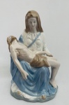 Pietà (reprodução de uma das obras de Michelangelo, Maria segurando Cristo, seu filho, já sem vida) em porcelana. Med. 20x15 cm.