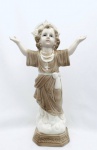 Imagem de Menino Jesus em porcelana. Med. 28x17 cm.