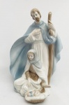 Sagrada Família, nascimento de Jesus, em porcelana. Med. 23x16 cm.