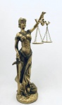 Escultura Themis, Deusa da Justiça, em resina dourada. Med. Alt. 32 cm.
