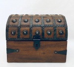 Baú em madeira com aplicações em metal, duas alças laterais, com fecho para cadeado e tampa segura por duas correntes. 28x17x22 cm.