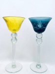 Duas taças em cristal, lapidação palmas e hastes decoradas com duas esferas. Med. Alt. 23 cm. Diâm. 10,5 cm.