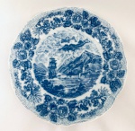 Polovi Germer  Prato em porcelana azul e branca, com cena de paisagem e caravela, borda com flores. Med. Diâm. 19,5 cm.