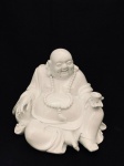 Escultura de buda em resina na cor branca. Med.  12x13 cm.