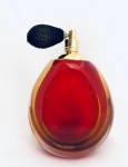 Perfumeiro de coleção em vidro vermelho, com borrifador. Med. 12x8 cm.