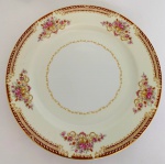 NORITAKE  JAPAN - Belíssimo prato fundo executado em fina porcelana japonesa, com decoração floral, marcado na base. Med. Diâm. 25 cm.