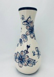 Floreira com pintura à mão floral, em faiança. Med. Alt. 24 cm.