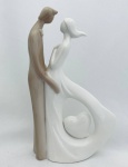 Luminária de mesa casal em louça, decorado com corações, luz led, à bateria. Med. Alt. 22 cm.