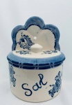 Saleiro de parede com tampa, decorado com pintura à mão, floral em tom azul, confeccionado em faiança. Med. 19x15x11 cm.